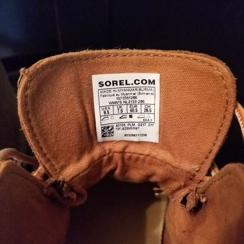 Sorel waterproof boots. Navy rubber and beige leather. Size 9W. - Picture 2 of 9